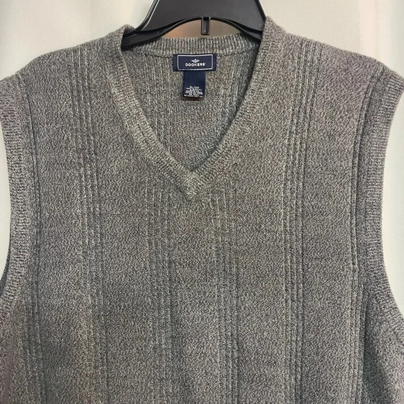 Dockers men’s gray golf vest size XL 
100% acrylic 
Very soft. - Picture 3 of 4